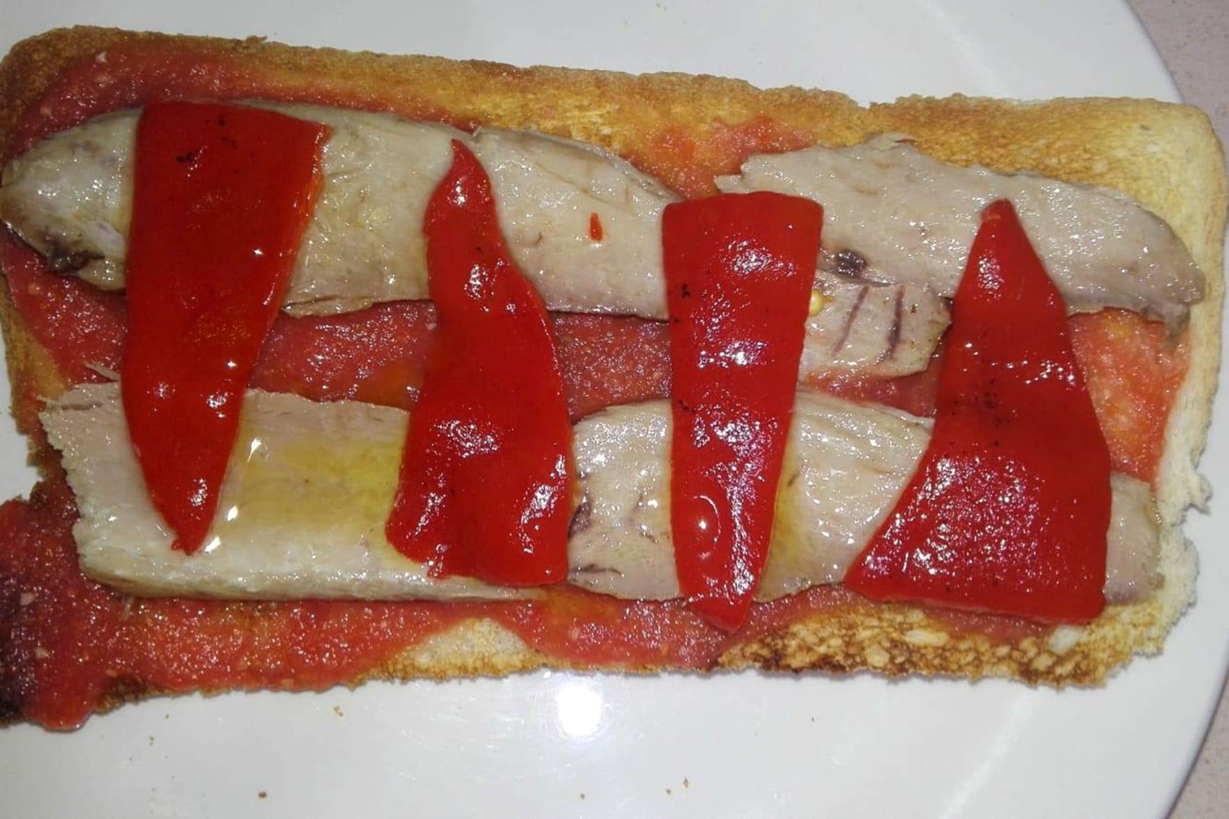 tostas-pechuga-pimiento-rojo-tomate-aceita-de-oliva-restaurante-gastrobar-la-estancia-extremadura-caceres.jpg