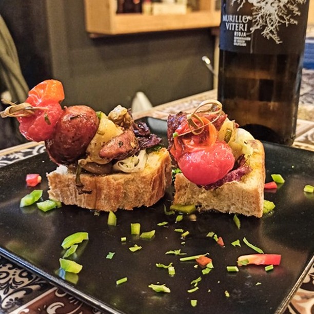 Elegante restaurante situado en Bilbao, donde disfrutarás de una fantástica experiencia gastronómica con la cocina griega y mediterránea.                          