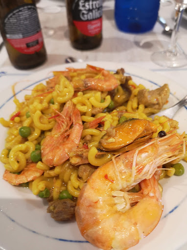 Hotel restaurante renovado con toques de madera especializado en comida tradicional gallega situado a 20 minutos de O grove y Pontevedra.