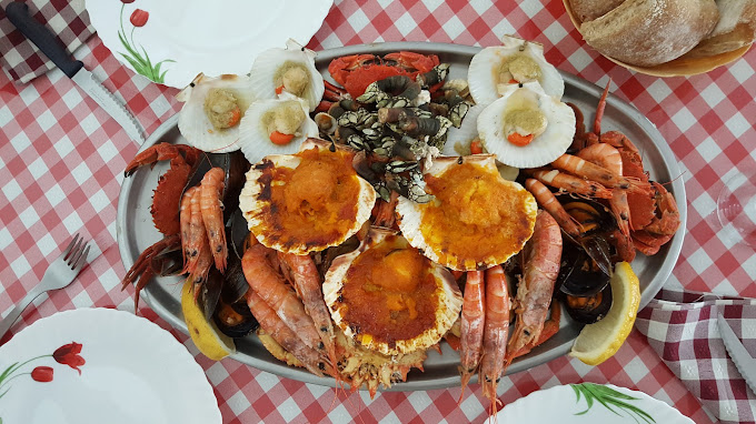 Hotel restaurante renovado con toques de madera especializado en comida tradicional gallega situado a 20 minutos de O grove y Pontevedra.