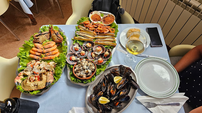 Hotel restaurante renovado con toques de madera especializado en comida tradicional gallega situado a 20 minutos de O grove y Pontevedra.