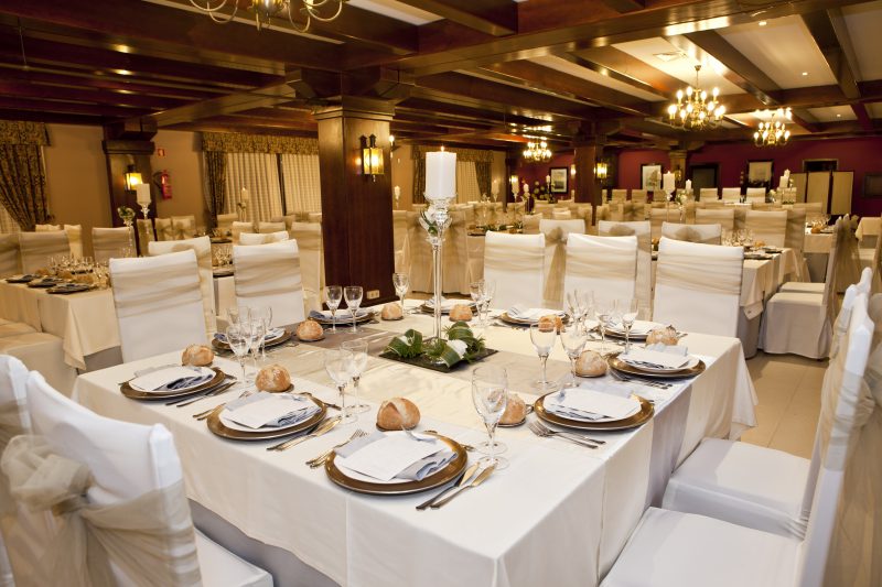 Hotel restaurante renovado con toques de madera especializado en comida tradicional gallega situado a 20 minutos de O grove y Pontevedra.