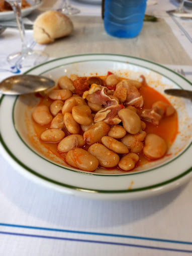 Hotel restaurante renovado con toques de madera especializado en comida tradicional gallega situado a 20 minutos de O grove y Pontevedra.