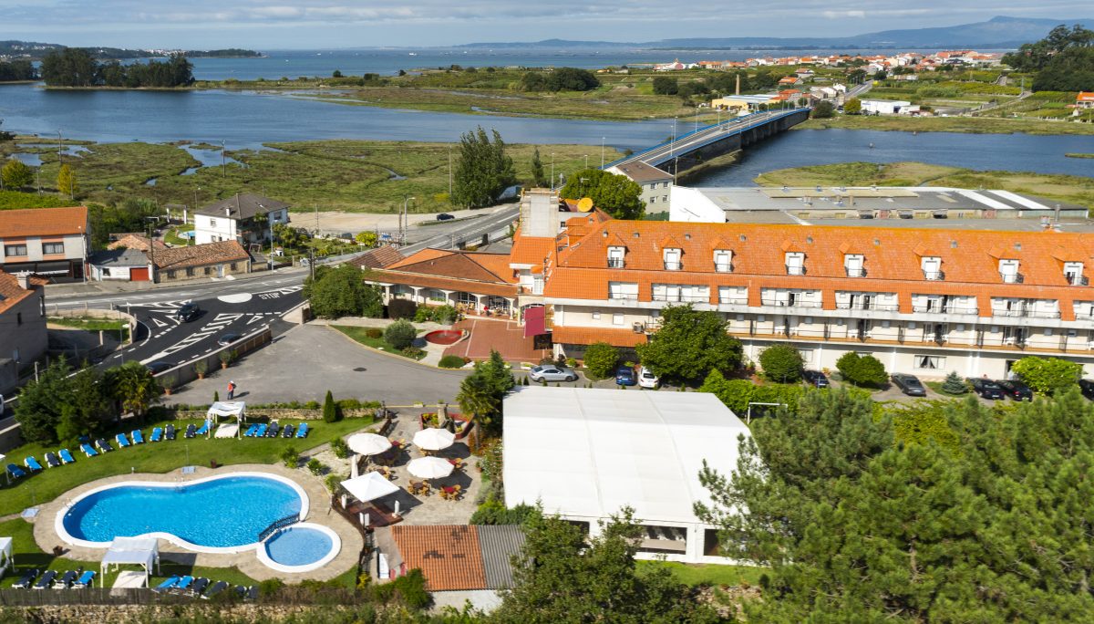 Hotel restaurante renovado con toques de madera especializado en comida tradicional gallega situado a 20 minutos de O grove y Pontevedra.