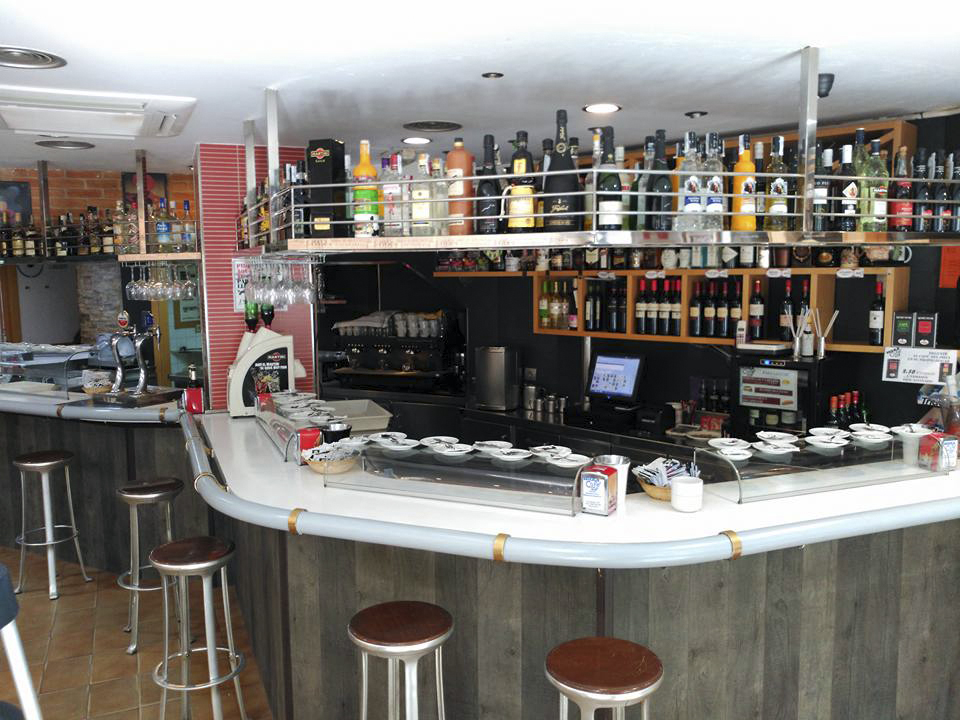 barra-establecimiento-taburetes-cafe-bebida-ibiza-santander.jpg
