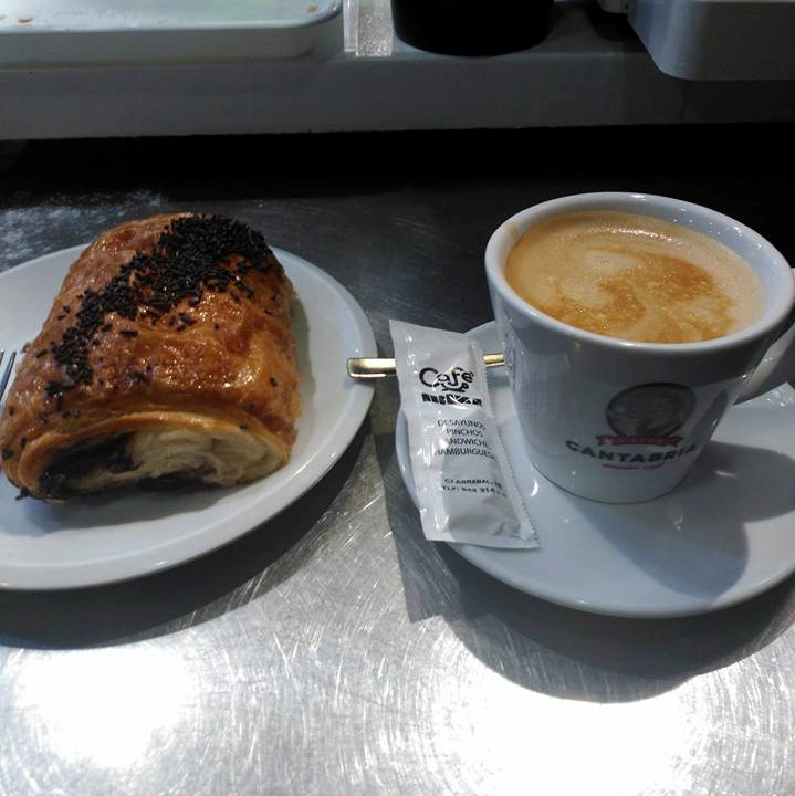 cafe-con-napolitana-desayuno-ibiza-santander.jpg