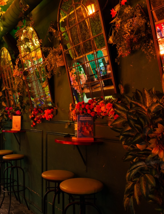 Cenas y cocteles tropicales en un jardín que nos reporta a un oasis rodeado de la esencia del barrio de Gracia en Barcelona.