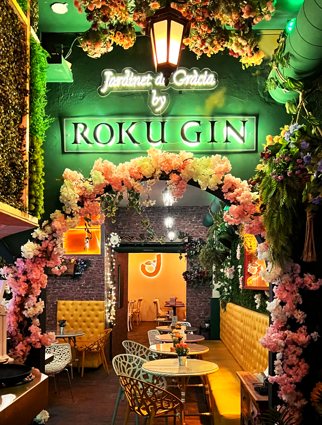 Cenas y cocteles tropicales en un jardín que nos reporta a un oasis rodeado de la esencia del barrio de Gracia en Barcelona.