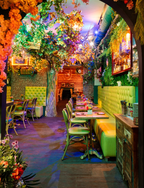 Cenas y cocteles tropicales en un jardín que nos reporta a un oasis rodeado de la esencia del barrio de Gracia en Barcelona.