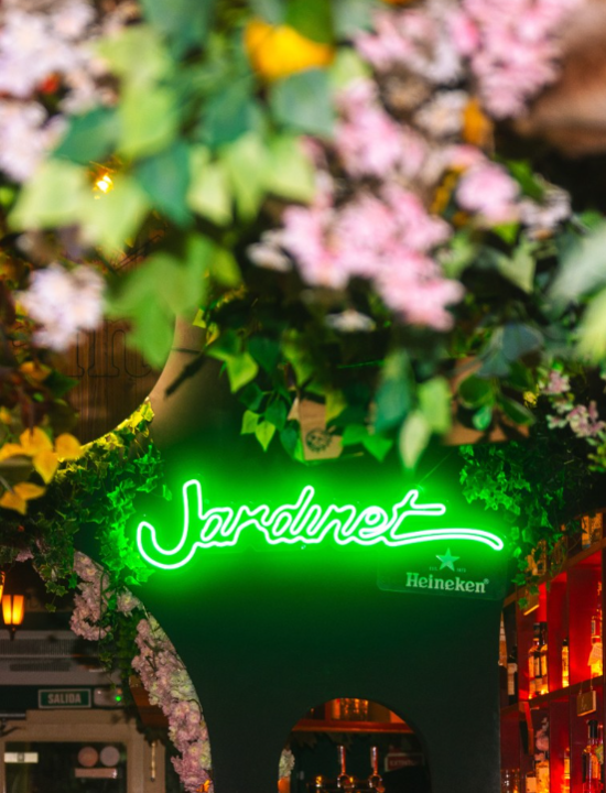 Cenas y cocteles tropicales en un jardín que nos reporta a un oasis rodeado de la esencia del barrio de Gracia en Barcelona.