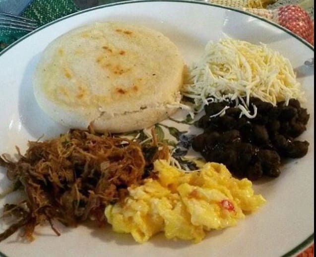Cocina venezolana con ricas arepas y desayunos en el centro de Torrevieja a tan solo 10 minutos a pie del paseo marítimo y de la playa.