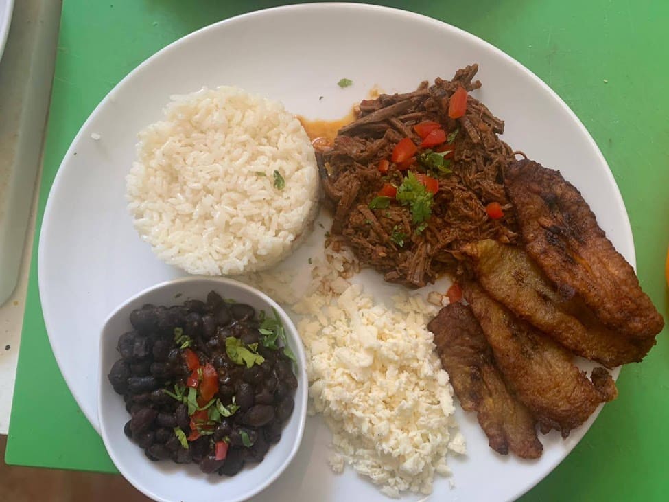 Cocina venezolana con ricas arepas y desayunos en el centro de Torrevieja a tan solo 10 minutos a pie del paseo marítimo y de la playa.