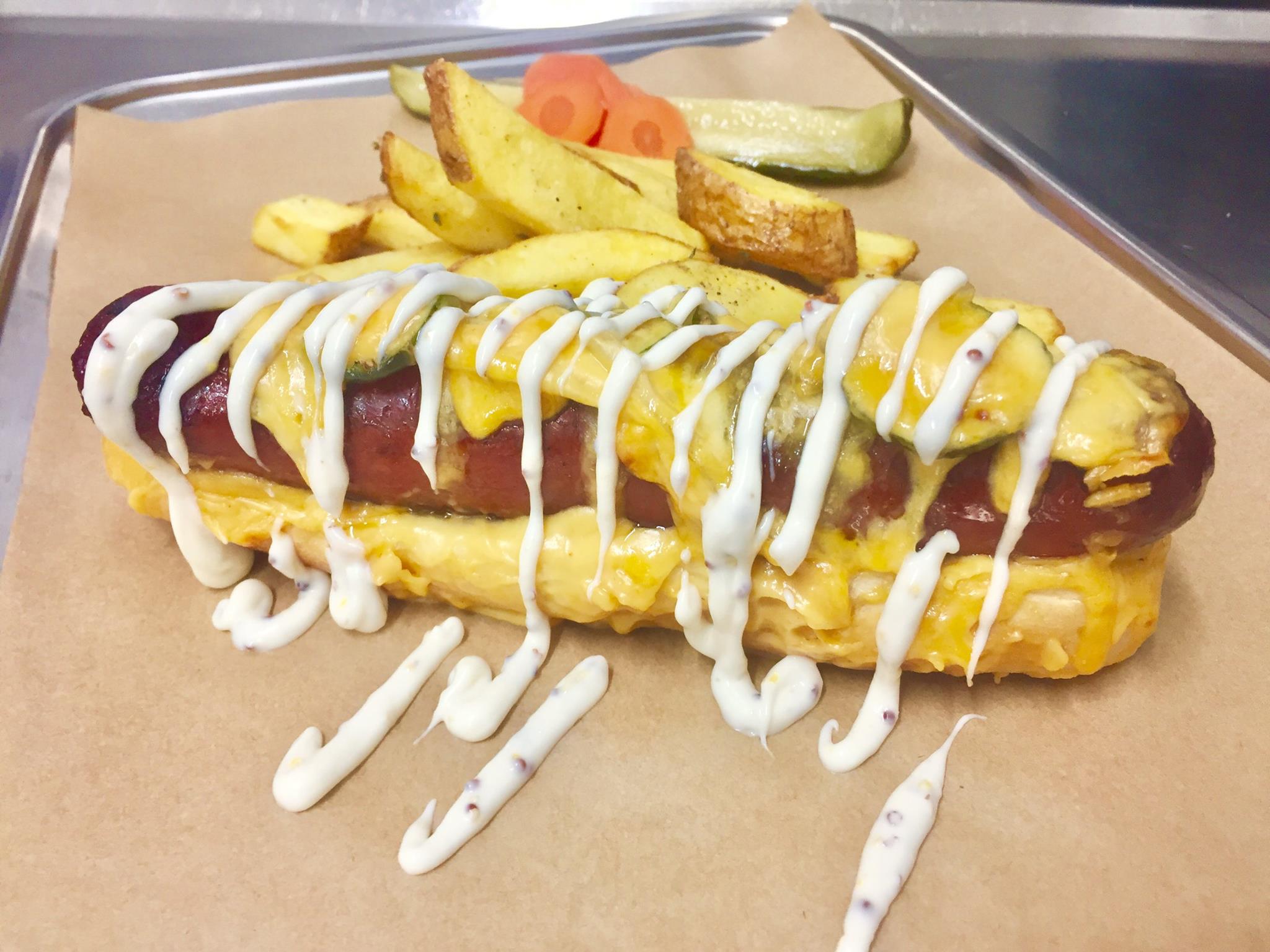 plato-perrito-hot-dog-verdura-patatas-restaurante-jimbo-smokehouse-madrid.jpg