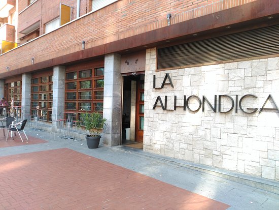 entrada-exterior-restaurante-la-alhondiga-bilbao.jpg