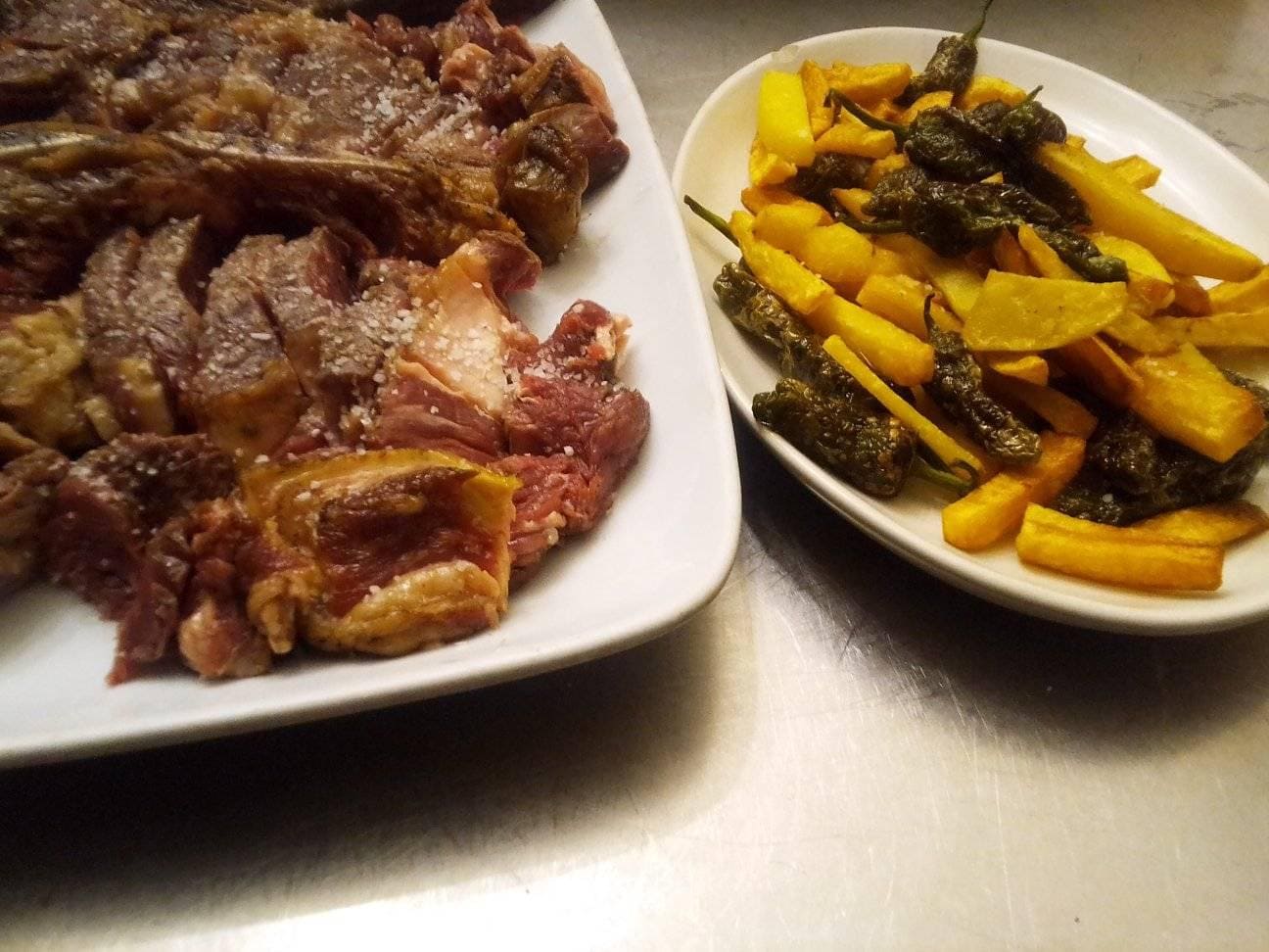 Especializado en comida tradicional riojana en el centro de Logroño con comedores y salones privados.                 