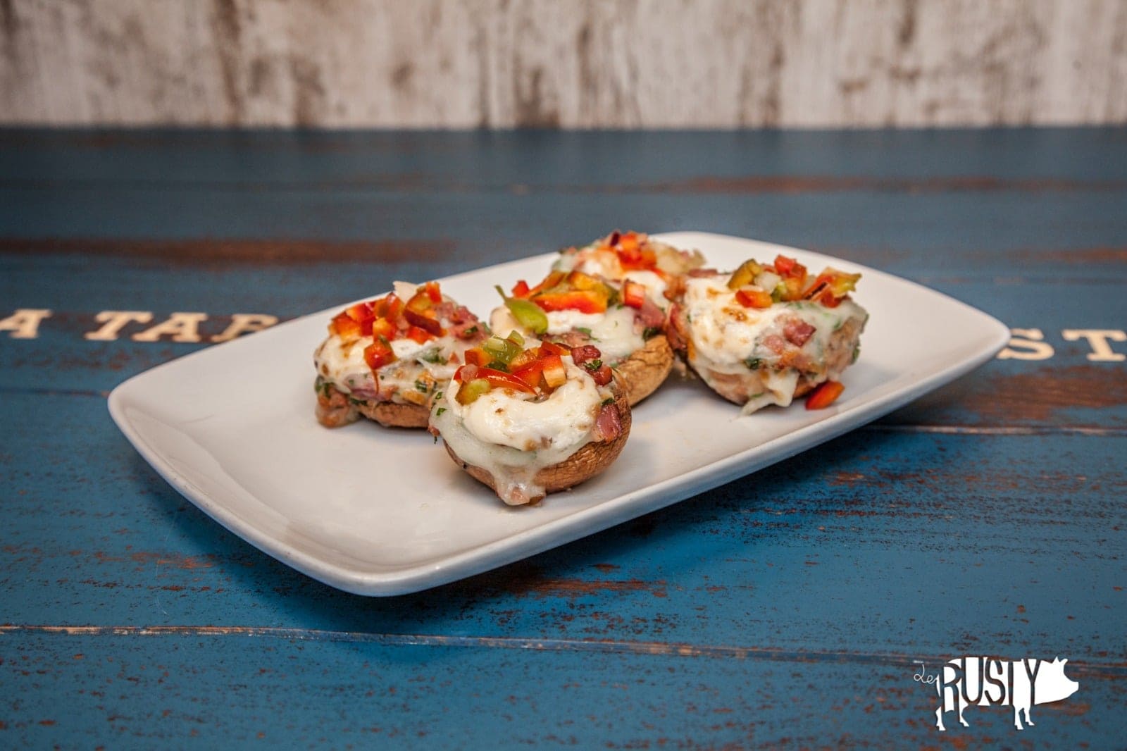 Para los amantes de las carnes, pescados y verduras a la brasa junto al Teatro Salón Cervantes.