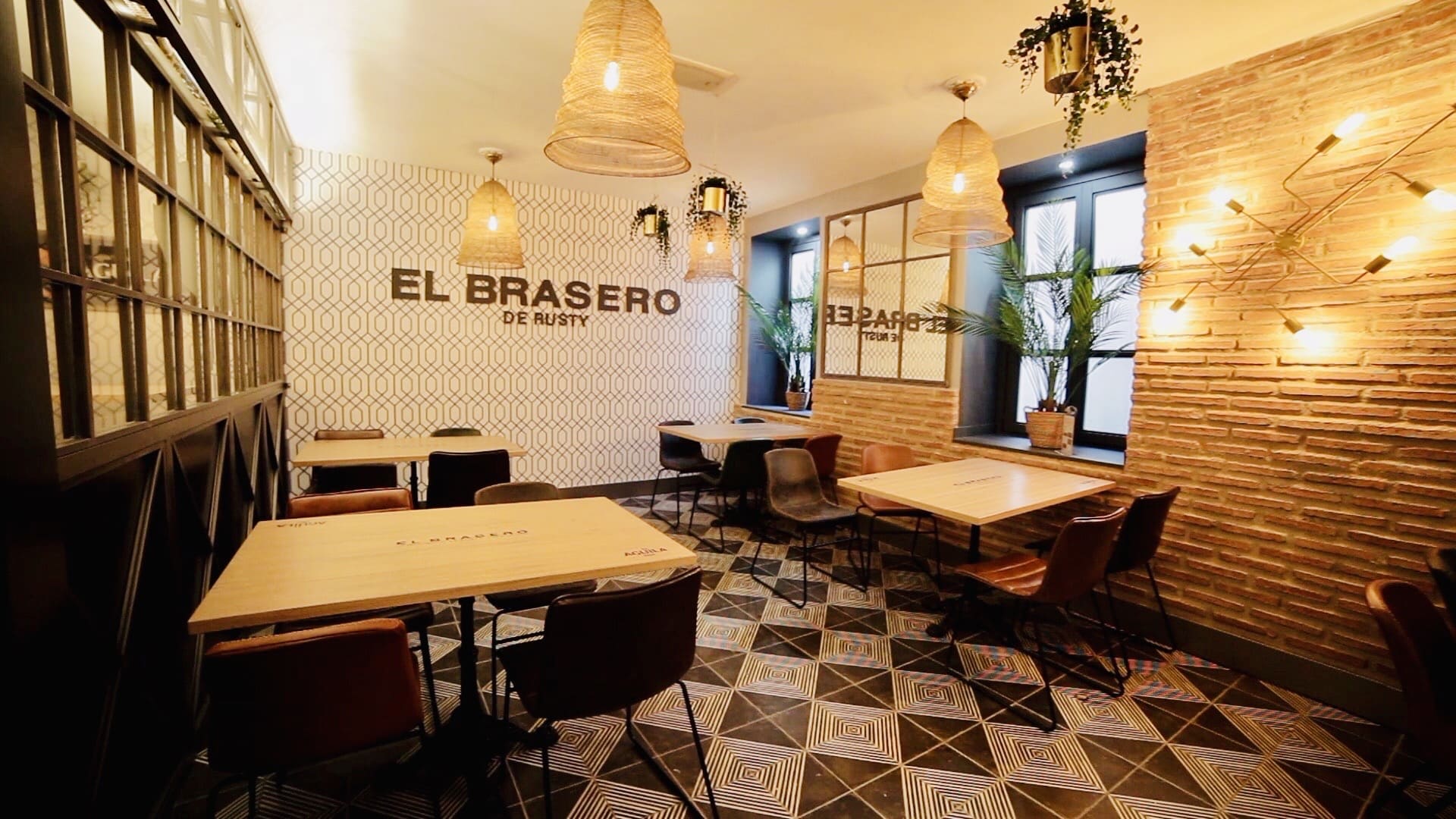 Para los amantes de las carnes, pescados y verduras a la brasa junto al Teatro Salón Cervantes.