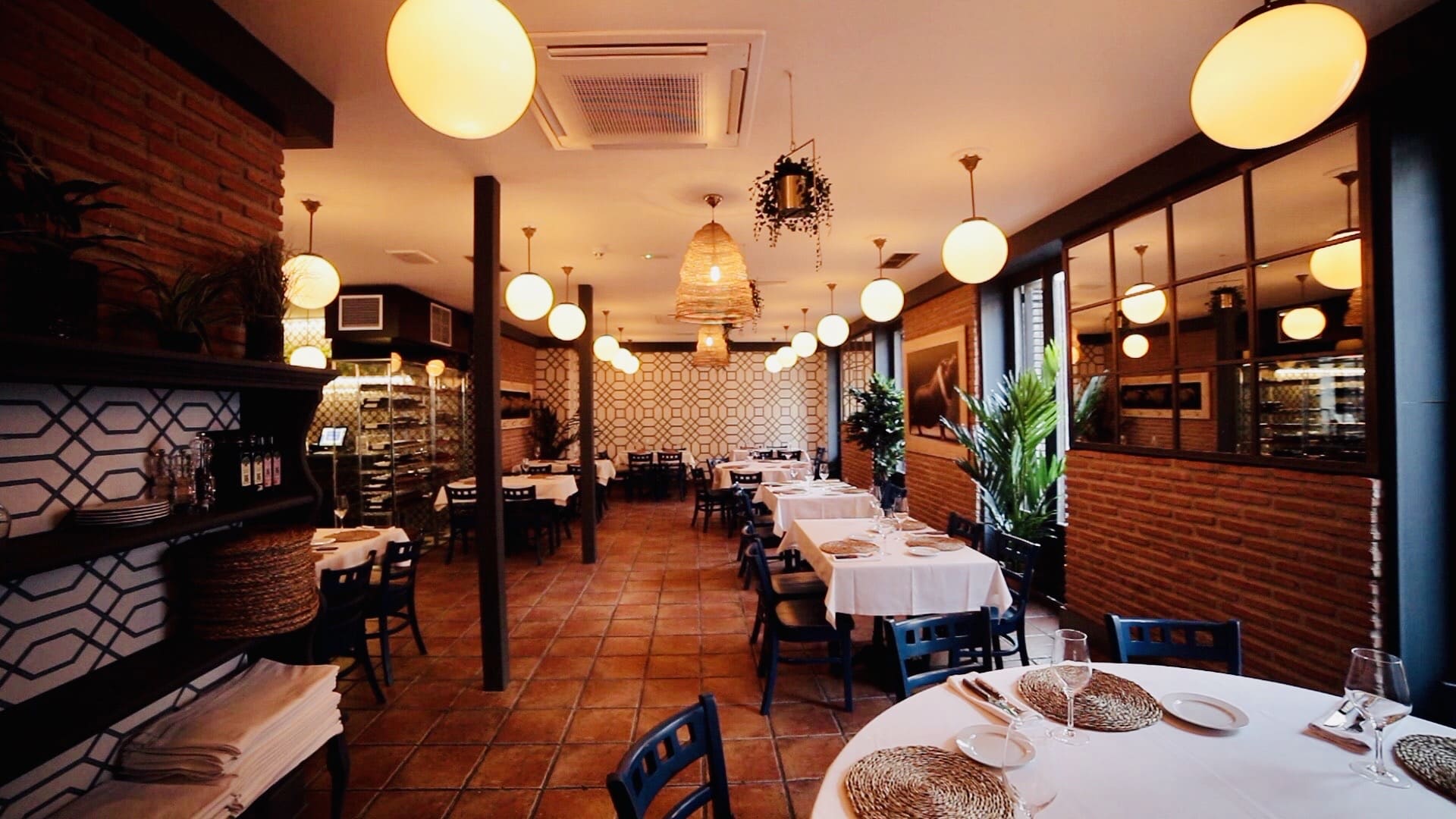 Para los amantes de las carnes, pescados y verduras a la brasa junto al Teatro Salón Cervantes.