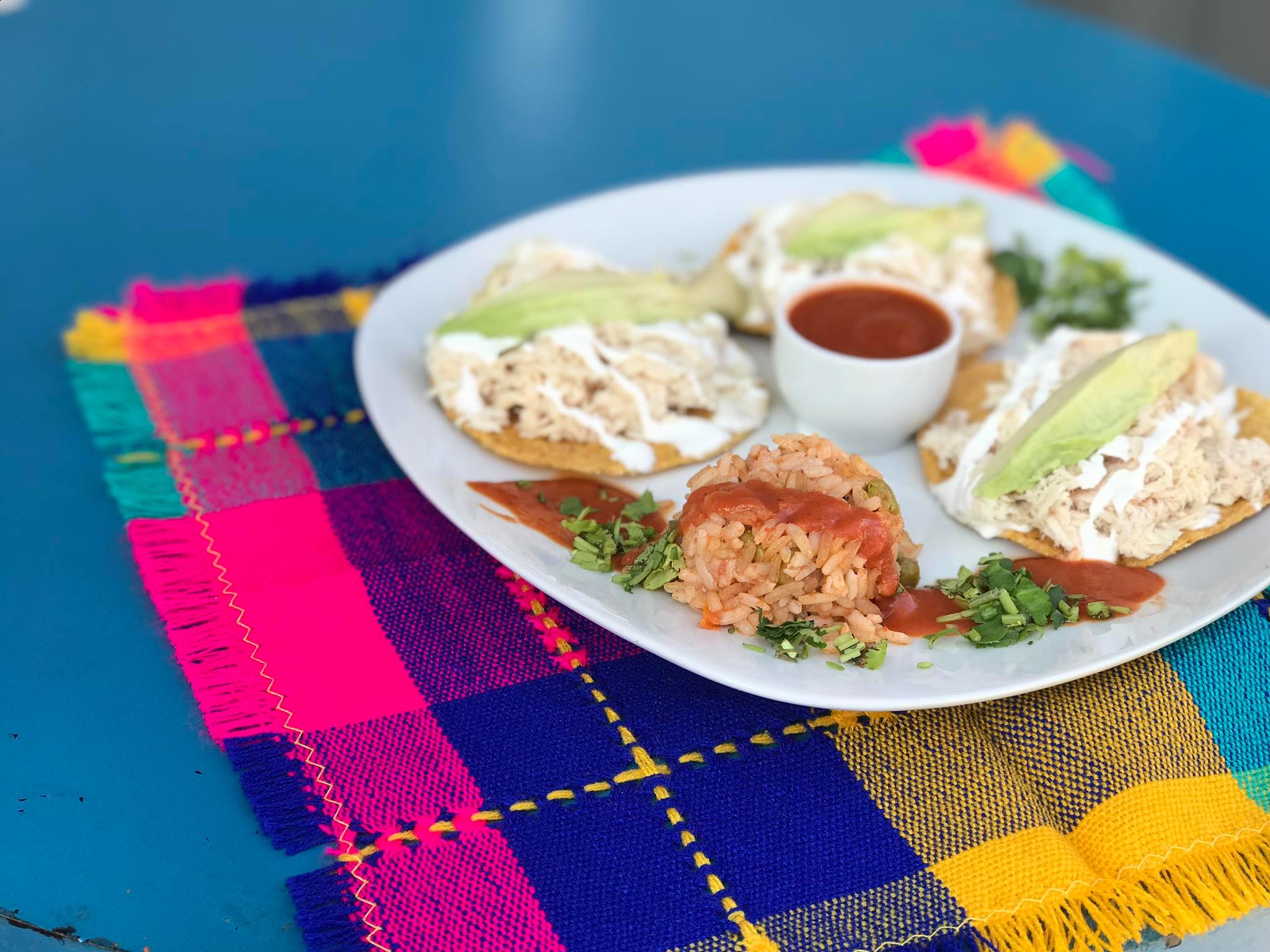 tacos-arroz-atun-lechuga-salsa-blanca-roja-restaurante-la-chaparrita-sevilla-andalucia.jpg