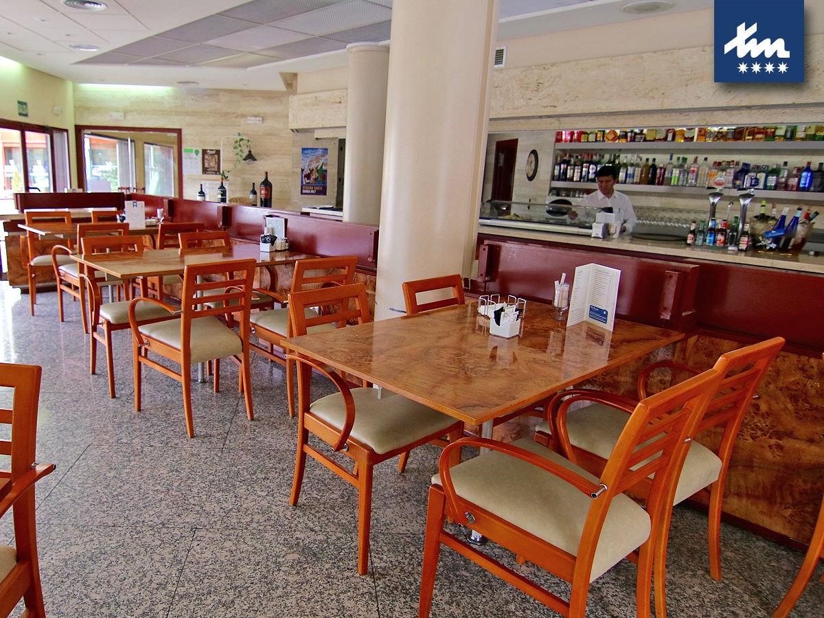 Restaurante que pertenece al hotel Torremangana con platos tradicionales de cocina manchega.                       