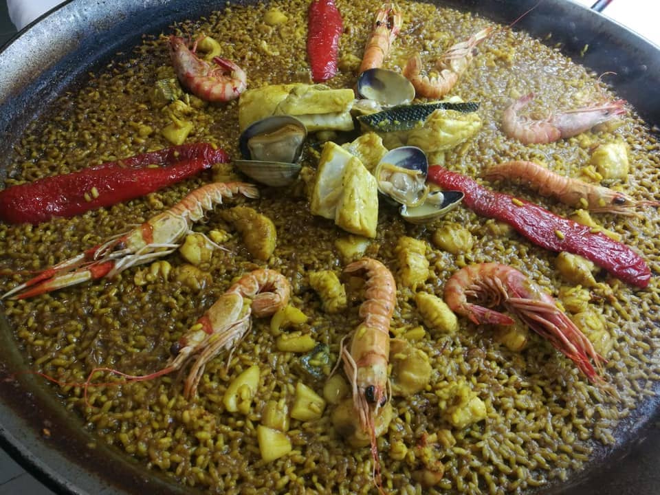 Estiloso local que fusiona tradición con vanguardismo, con especialidad en paellas y carnes a la brasa.