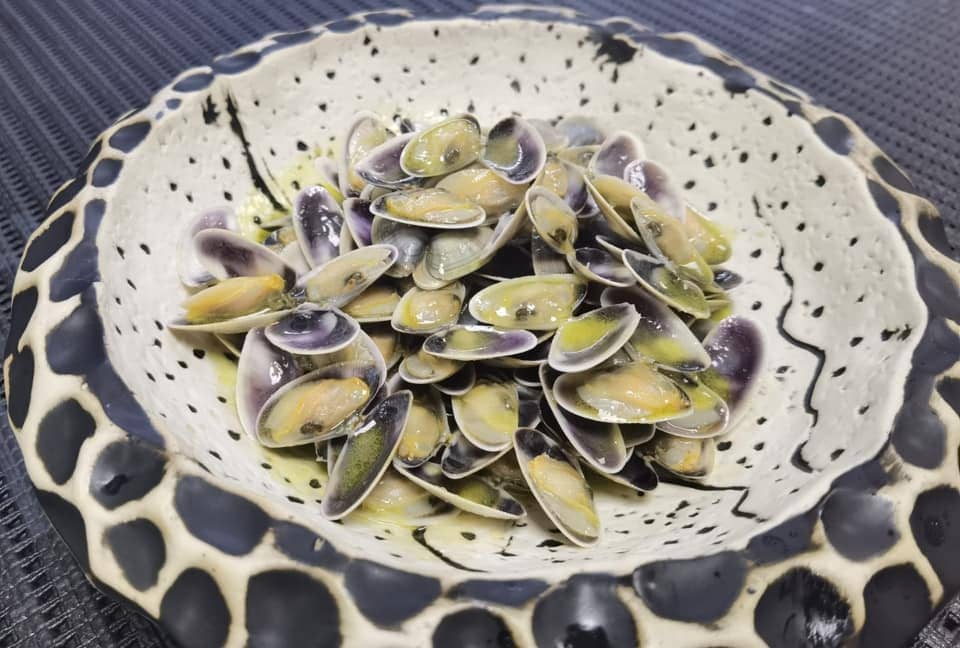 Estiloso local que fusiona tradición con vanguardismo, con especialidad en paellas y carnes a la brasa.