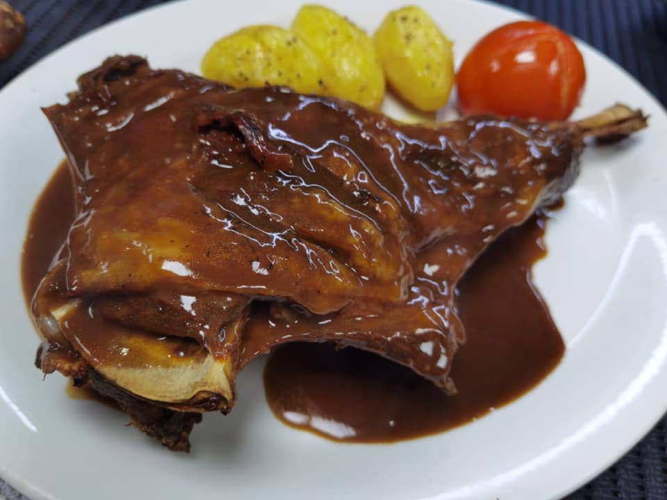 Estiloso local que fusiona tradición con vanguardismo, con especialidad en paellas y carnes a la brasa.