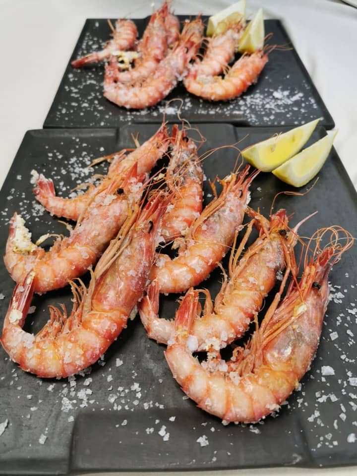 Estiloso local que fusiona tradición con vanguardismo, con especialidad en paellas y carnes a la brasa.