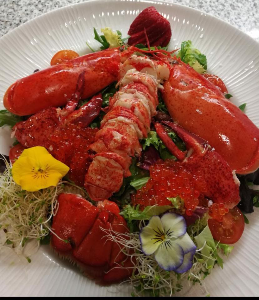 Estiloso local que fusiona tradición con vanguardismo, con especialidad en paellas y carnes a la brasa.