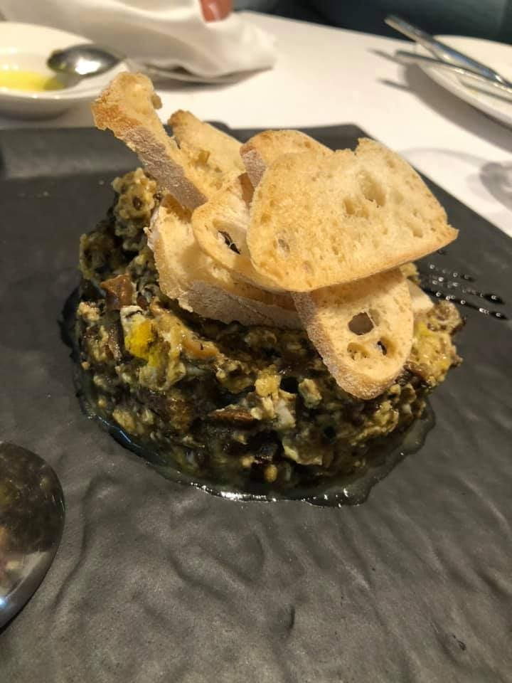 Estiloso local que fusiona tradición con vanguardismo, con especialidad en paellas y carnes a la brasa.