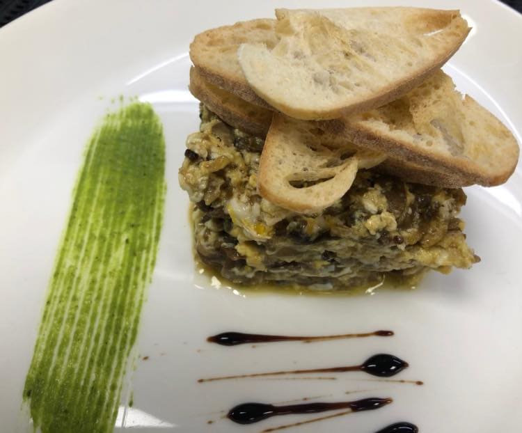 Estiloso local que fusiona tradición con vanguardismo, con especialidad en paellas y carnes a la brasa.