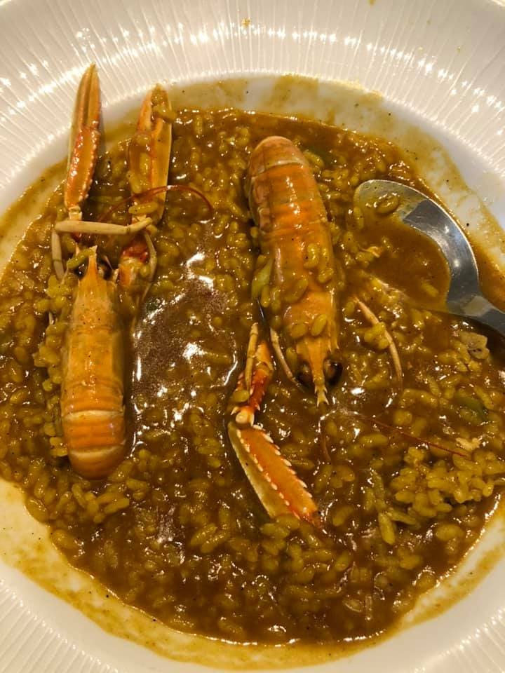Estiloso local que fusiona tradición con vanguardismo, con especialidad en paellas y carnes a la brasa.