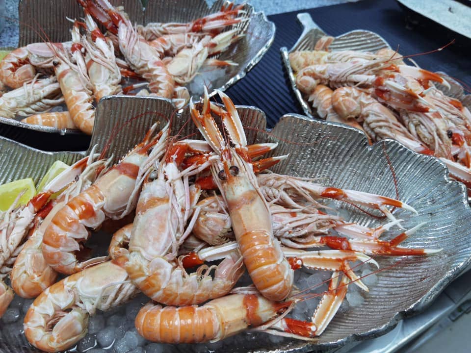 Estiloso local que fusiona tradición con vanguardismo, con especialidad en paellas y carnes a la brasa.