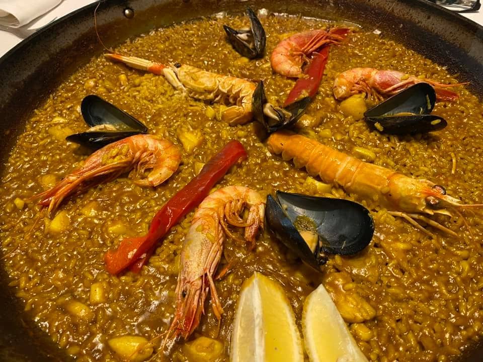 Estiloso local que fusiona tradición con vanguardismo, con especialidad en paellas y carnes a la brasa.