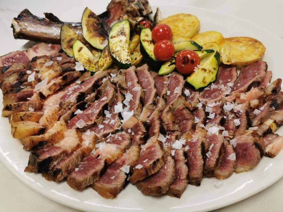 Estiloso local que fusiona tradición con vanguardismo, con especialidad en paellas y carnes a la brasa.