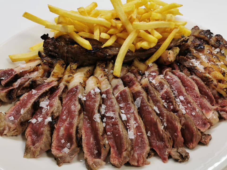Estiloso local que fusiona tradición con vanguardismo, con especialidad en paellas y carnes a la brasa.