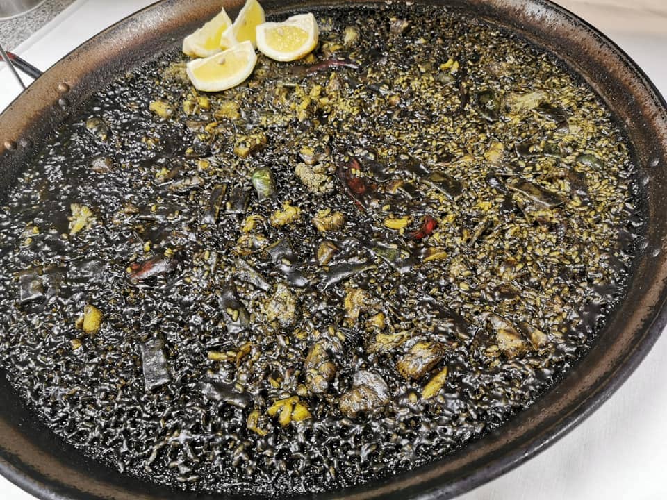 Estiloso local que fusiona tradición con vanguardismo, con especialidad en paellas y carnes a la brasa.