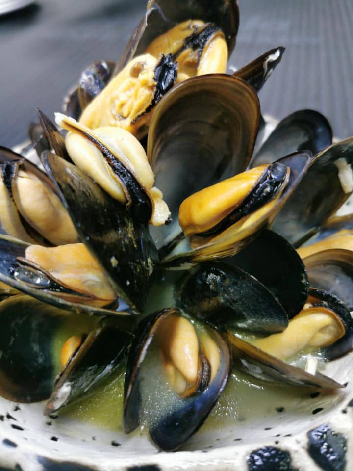 Estiloso local que fusiona tradición con vanguardismo, con especialidad en paellas y carnes a la brasa.