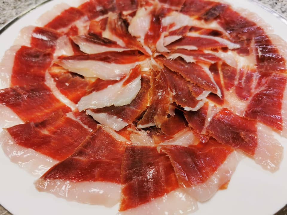 Estiloso local que fusiona tradición con vanguardismo, con especialidad en paellas y carnes a la brasa.