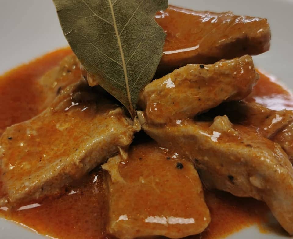 Estiloso local que fusiona tradición con vanguardismo, con especialidad en paellas y carnes a la brasa.