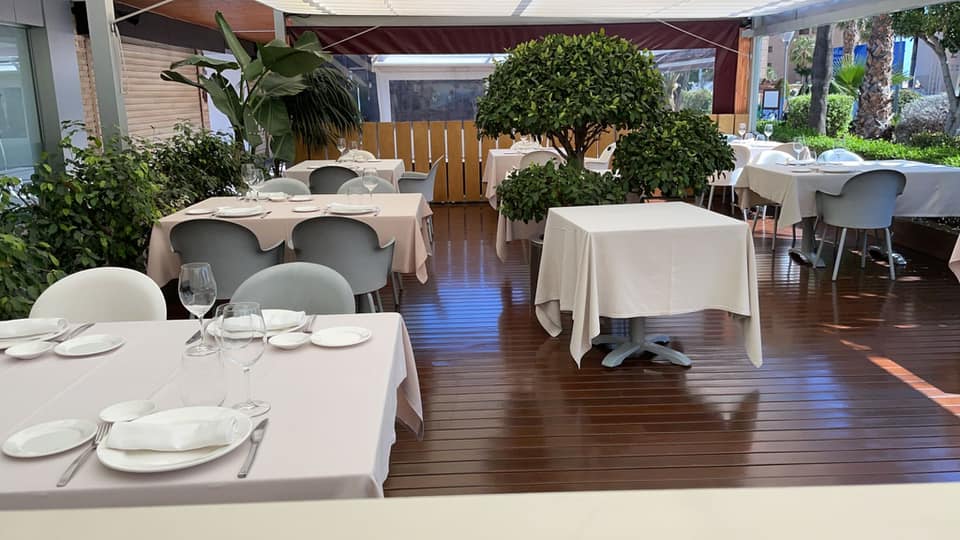 Estiloso local que fusiona tradición con vanguardismo, con especialidad en paellas y carnes a la brasa.