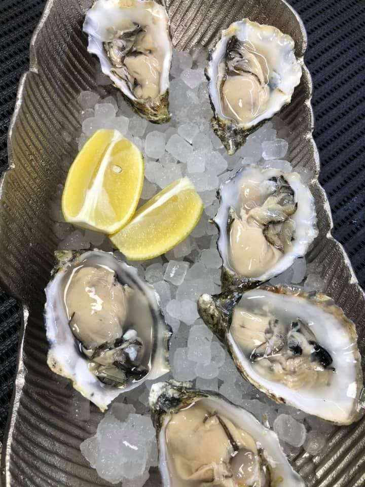 Estiloso local que fusiona tradición con vanguardismo, con especialidad en paellas y carnes a la brasa.