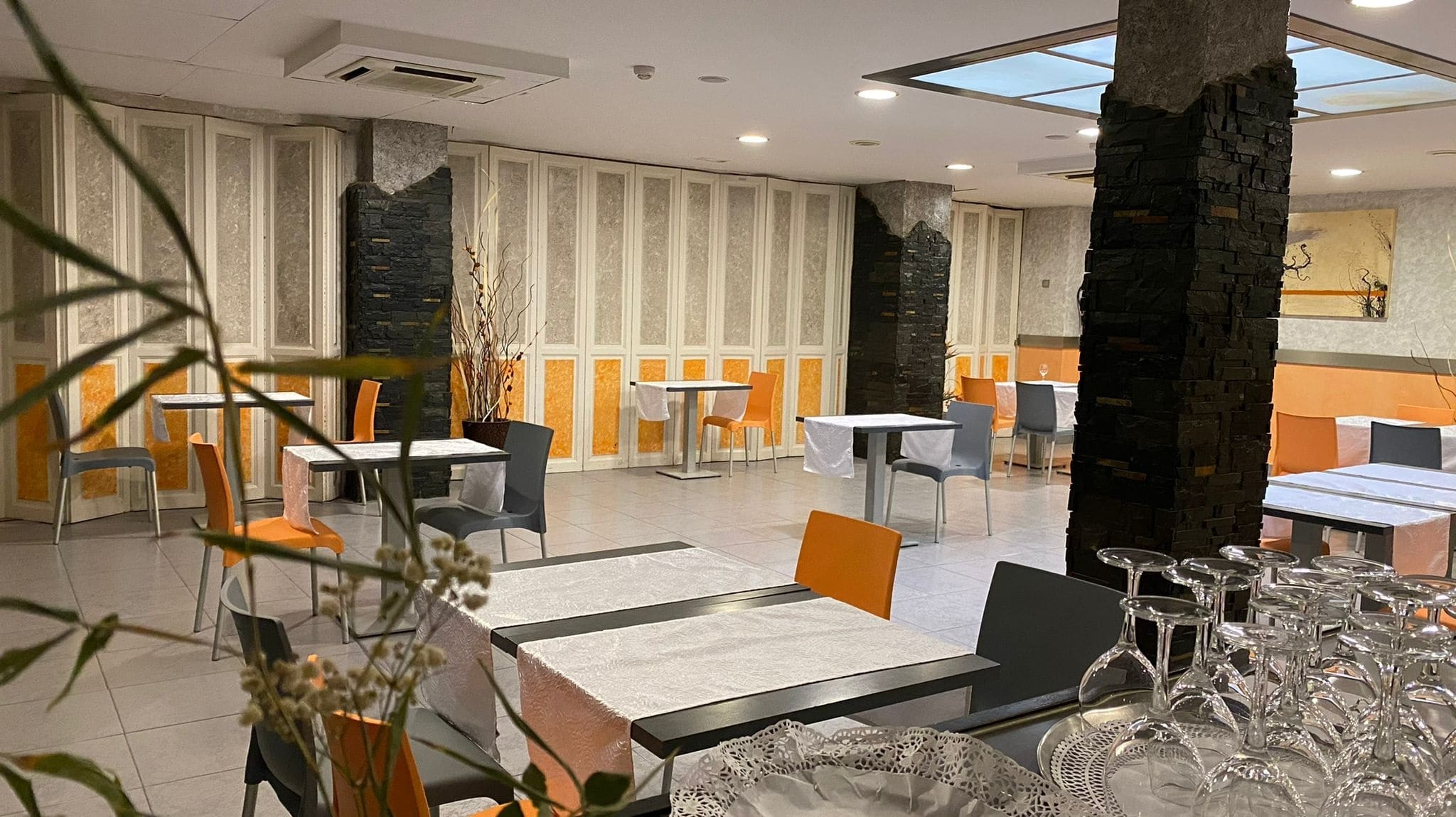 Elegante restaurante de cocina tradicional y vanguardista riojana en el centro de Alfaro.                    