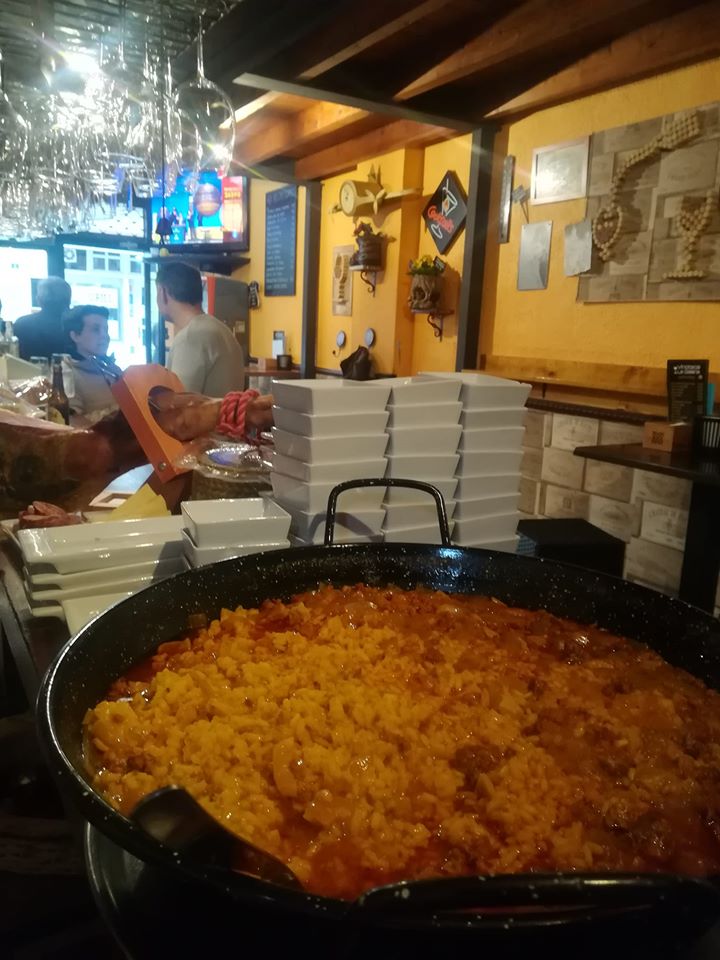 Restaurante de cocina tradicional asturiana situado en el centro del pueblo, a 3 minutos a pie de la Plaza de la Feria de Luarca.           