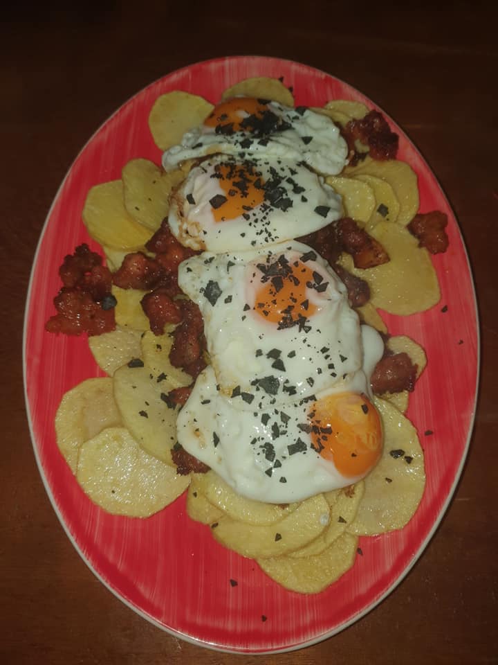 plato-combinado-huevos-fritos-patatas-restaurante-la-galana-luarca-asturias.jpg