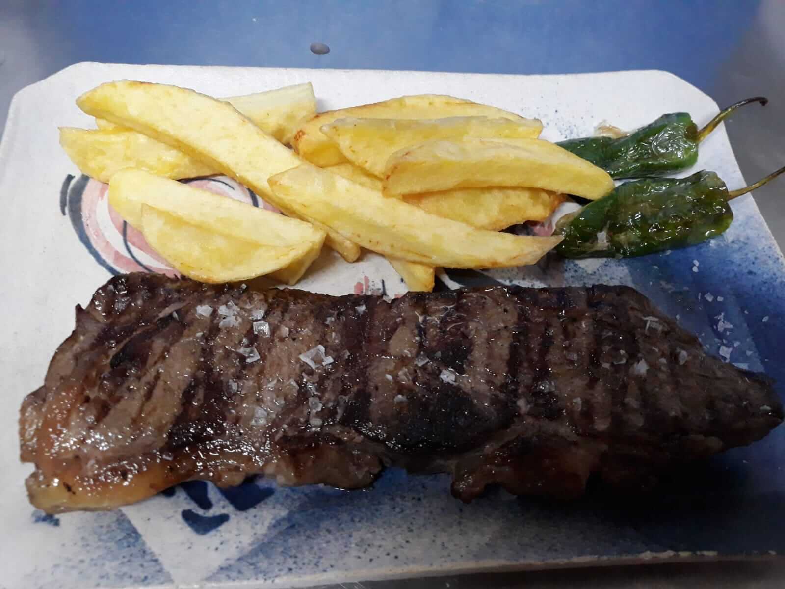 Restaurante especializado en carnes, pescados y verduras a la brasa en el centro de Logroño.            