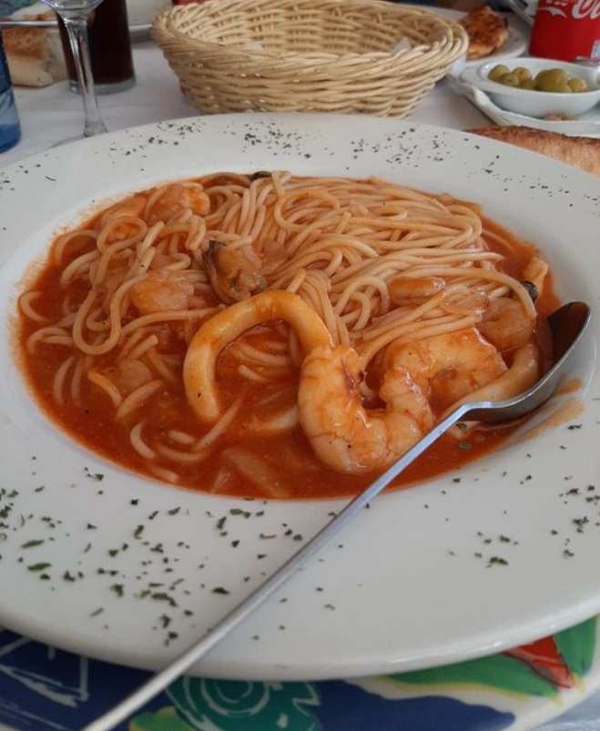 Restaurante de comida tradicional italiana situado a 5 minutos de la Playa de la Fossa.            