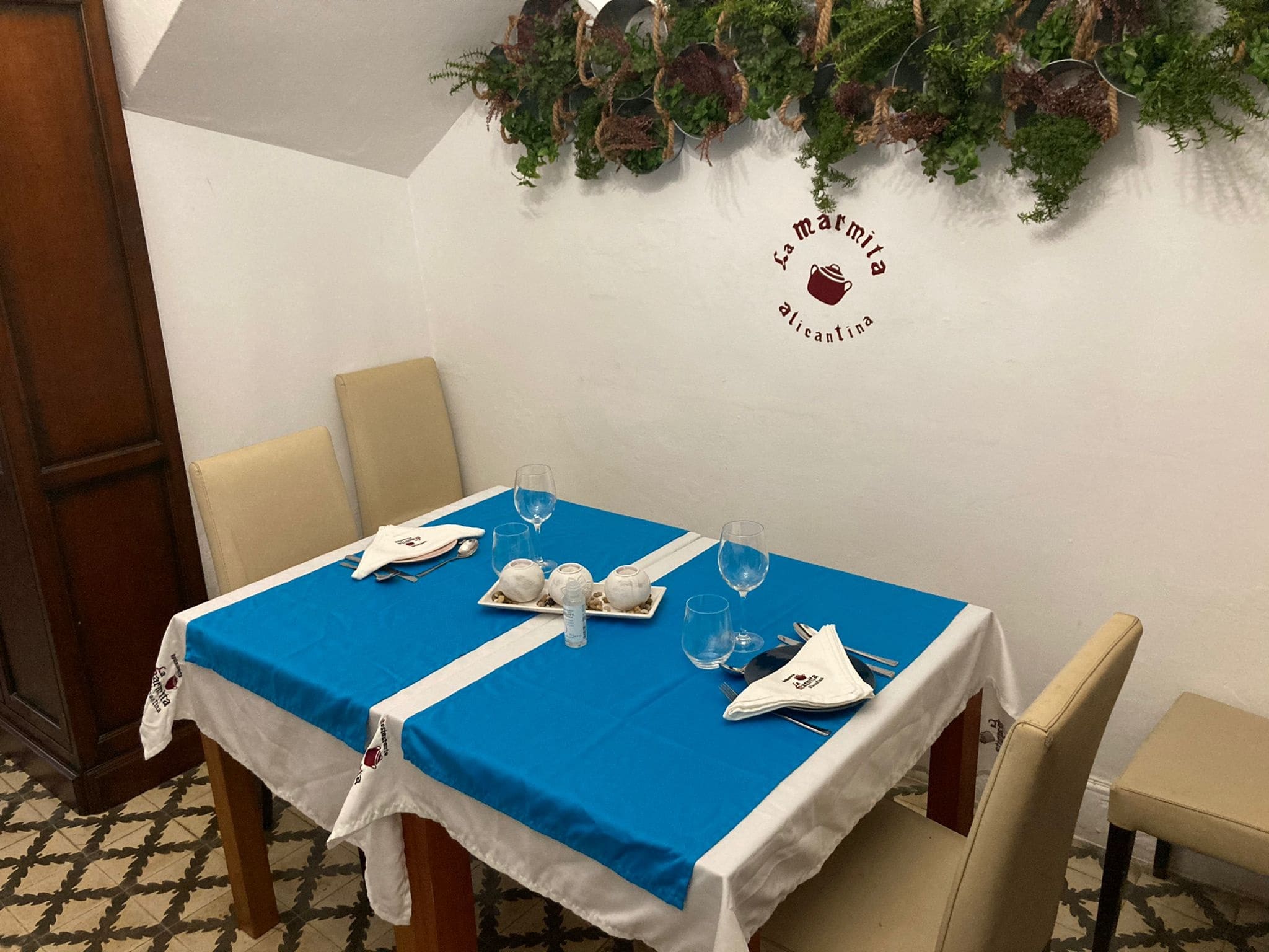 Cocina tradicional alicantina en restaurante con encanto dentro de casa centenaria, especializado en arroces y marmitas.