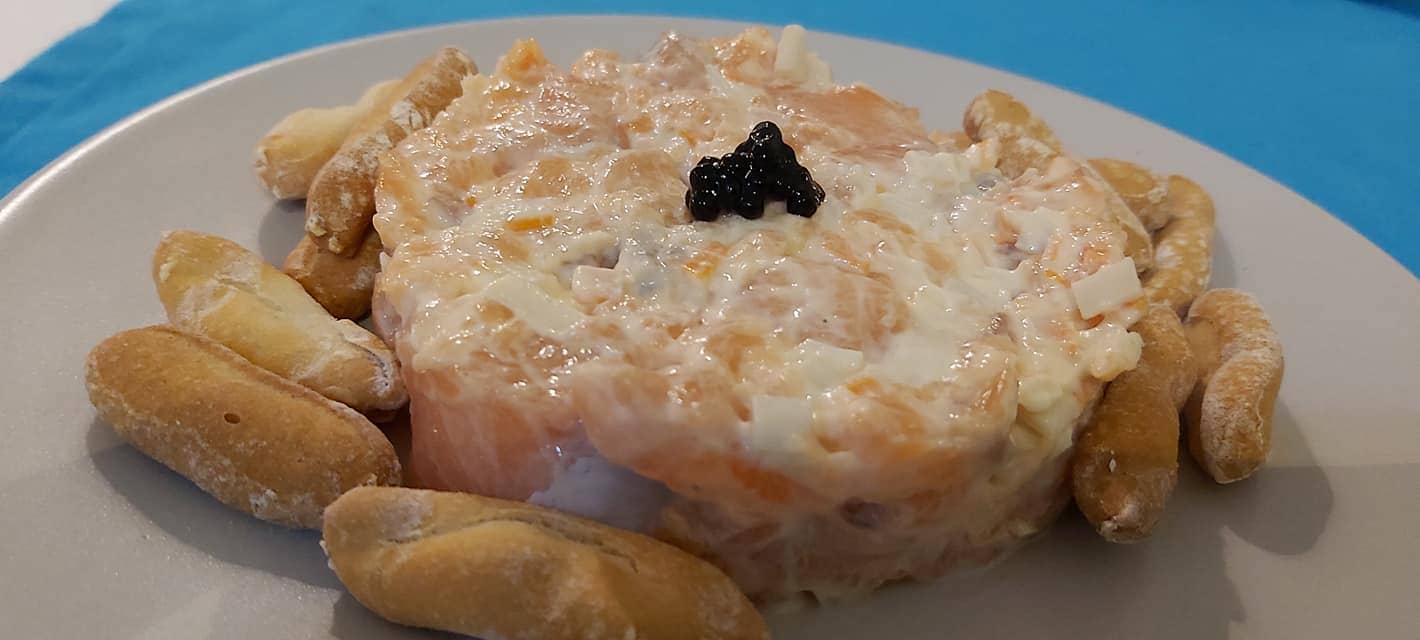 Cocina tradicional alicantina en restaurante con encanto dentro de casa centenaria, especializado en arroces y marmitas.