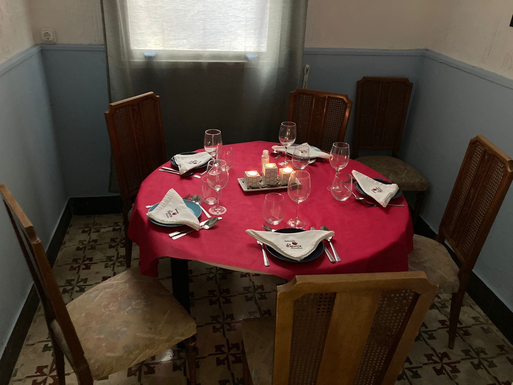 Cocina tradicional alicantina en restaurante con encanto dentro de casa centenaria, especializado en arroces y marmitas.